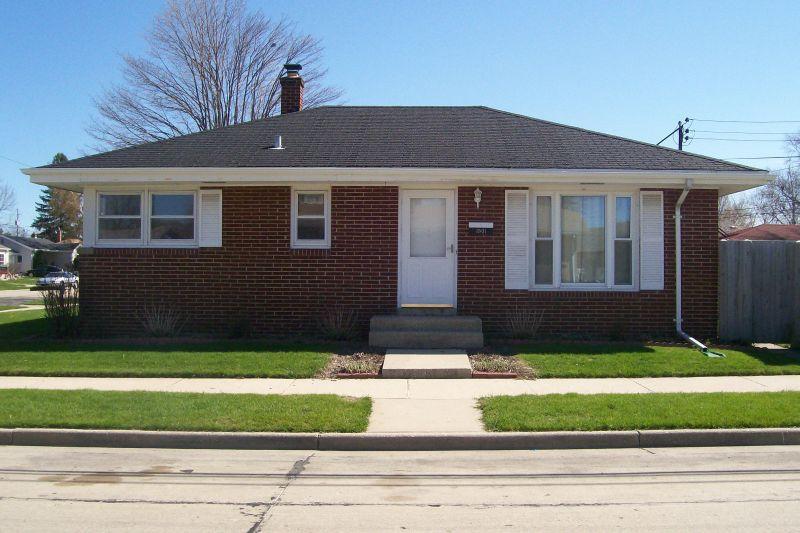 1501 Shoreland Dr, Racine, WI 53402