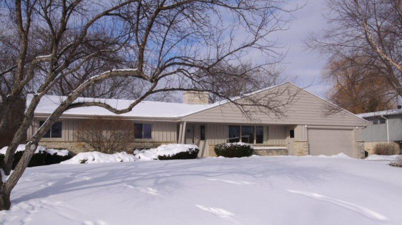 9015 N King Rd, Bayside, WI 53217
