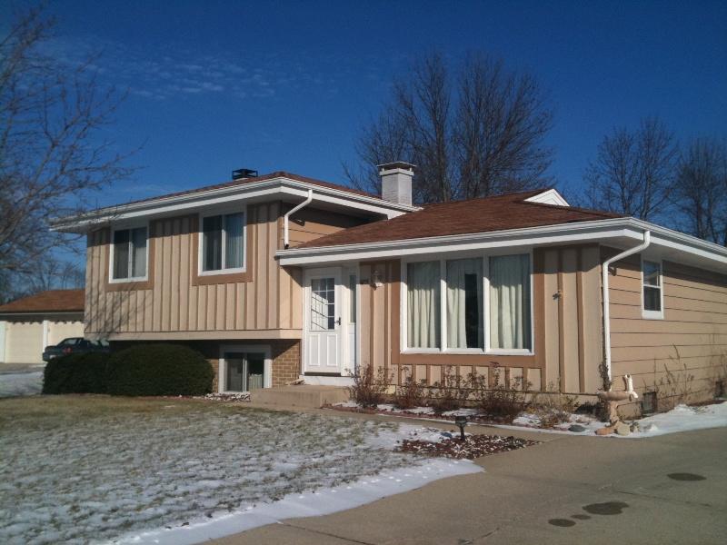 6715 Cliffside Dr, Caledonia, WI 53402