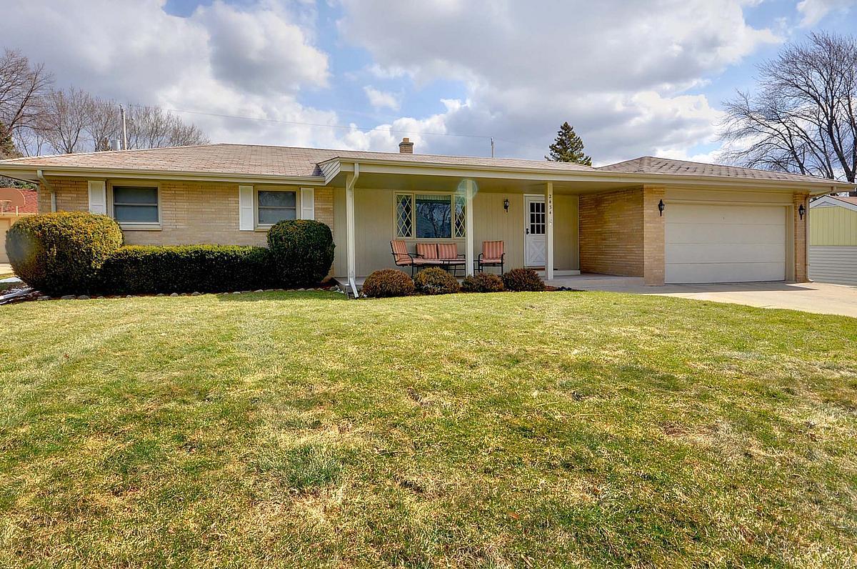 2434 N 115th St, Wauwatosa, WI 53226