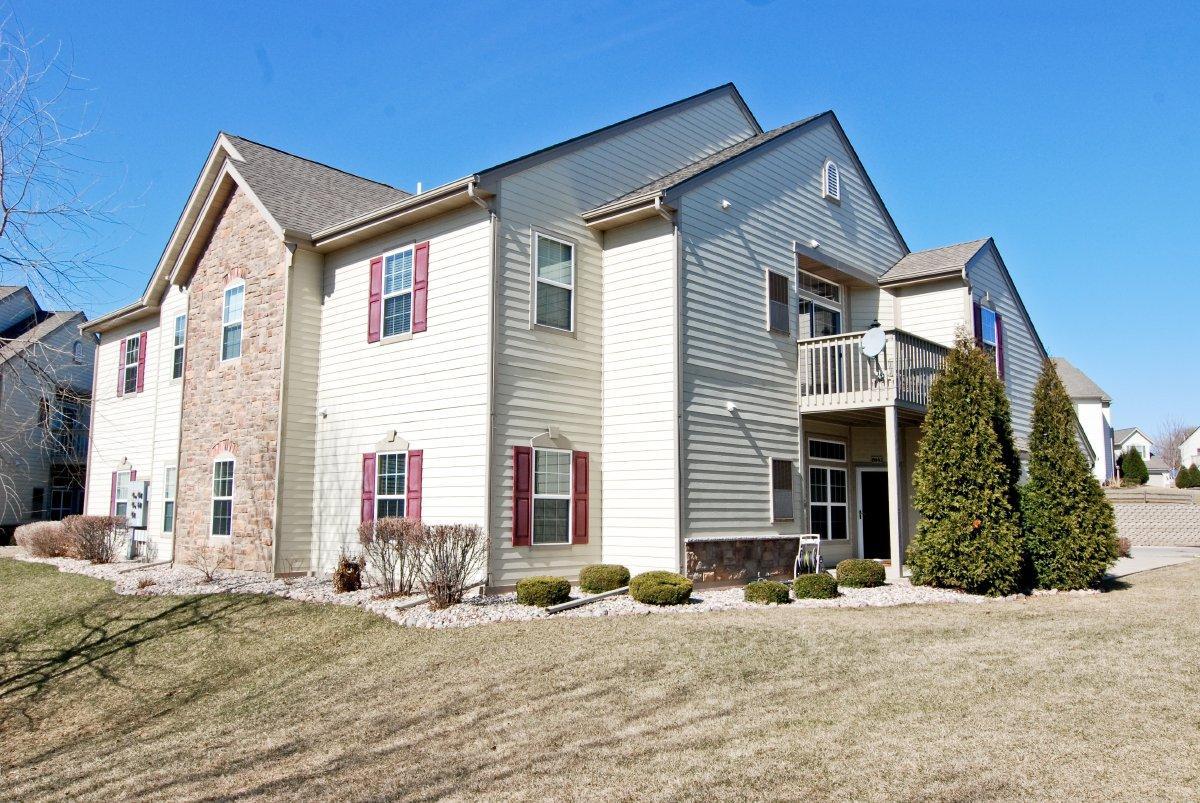 8642 S Roxbury Way, Oak Creek, WI 53154