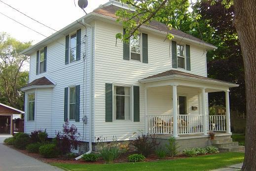 125 Oakland Ave, Mukwonago, WI 53149