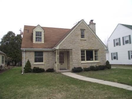 2544 N 94th St, Wauwatosa, WI 53226