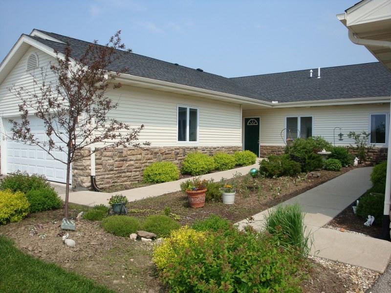 315 Creekside Pl., Delavan, WI 53115