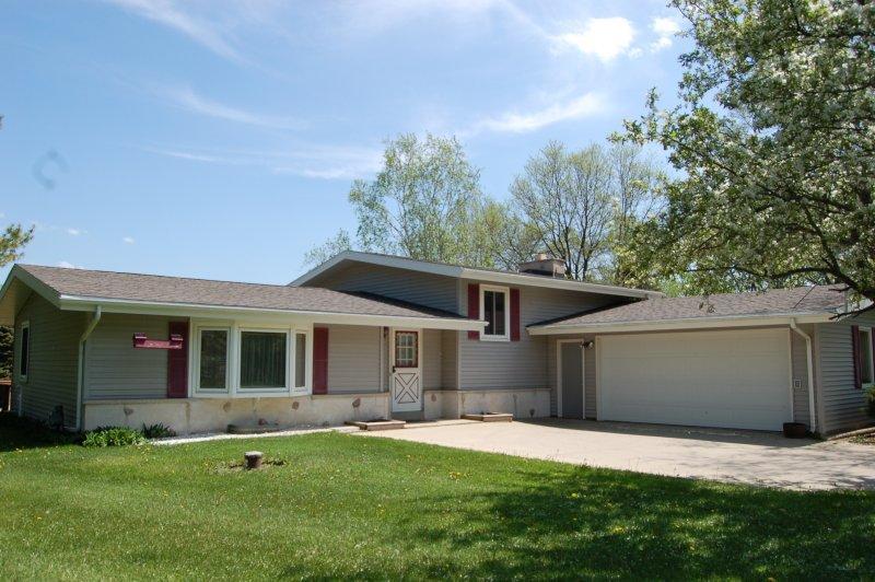 S46W25275 Meadow View Ct., Waukesha, WI 53189