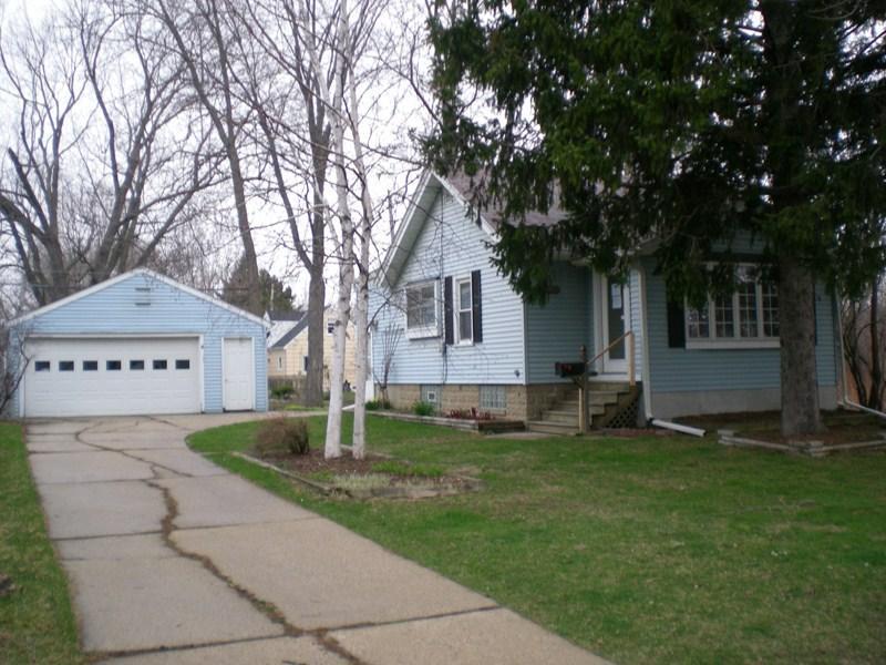 1907 S 94th St, West Allis, WI 53227