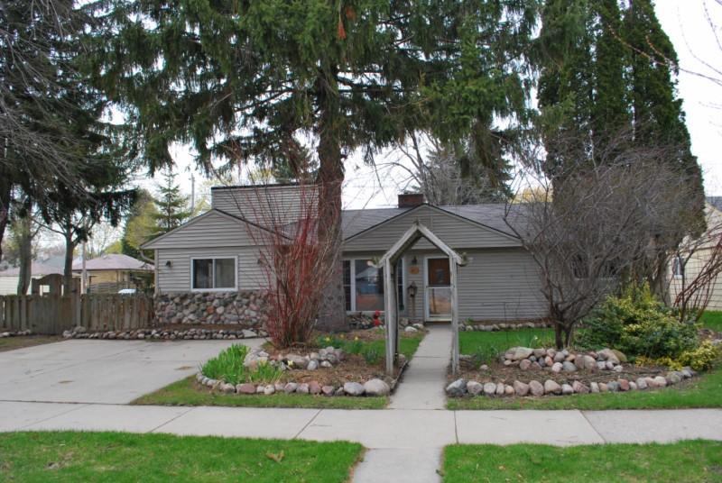 4023 S Kirkwood Ave, Saint Francis, WI 53235