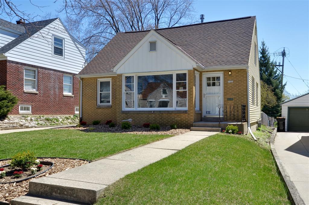 7921 W Livingston Ave, Wauwatosa, WI 53213
