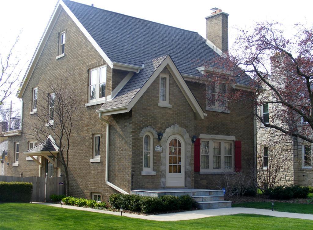 5555 N Hollywood Ave, Whitefish Bay, WI 53217