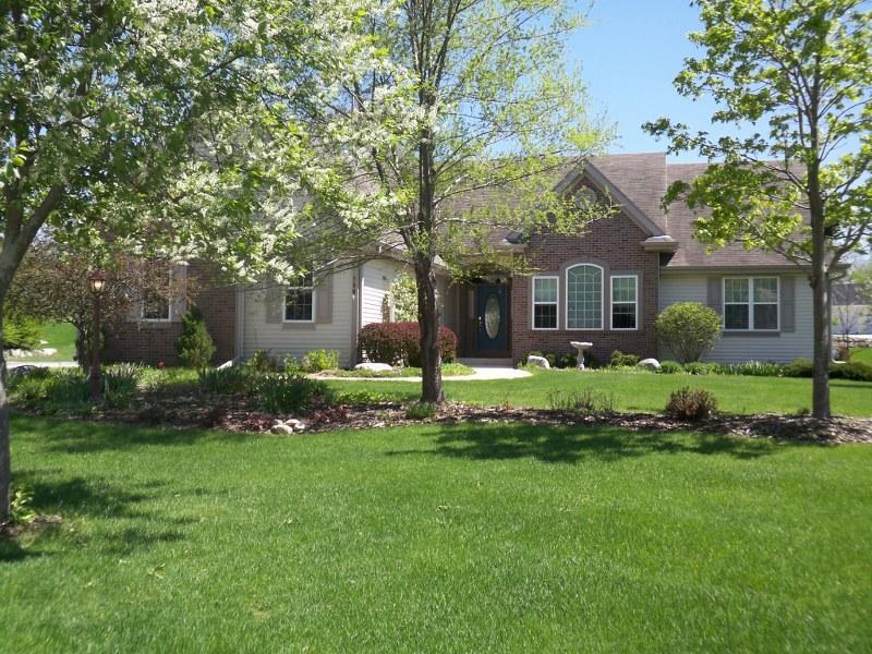 150 Woodlands Ct, Hartland, WI 53029