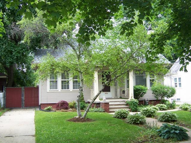 406 69th St, Kenosha, WI 53143