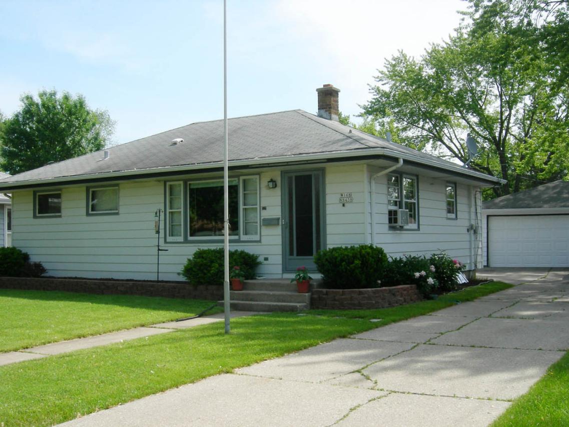 W168N8438 Jacobson Dr, Menomonee Falls, WI 53051