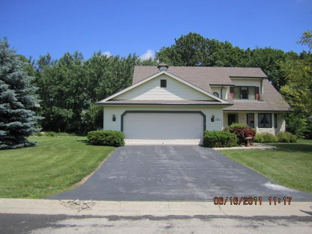 N84W18484 Seneca Dr, Menomonee Falls, WI 53051