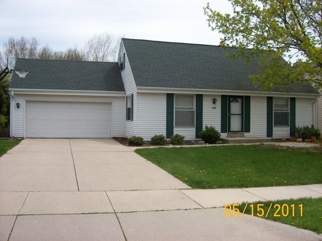 1728 Cypress Dr, Grafton, WI 53024