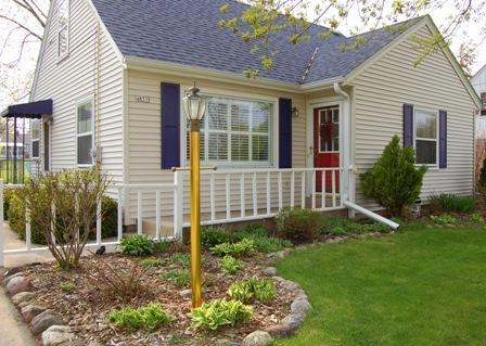 4635 N 100th St, Wauwatosa, WI 53225