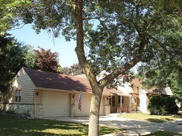8300 W Meinecke Ave, Wauwatosa, WI 53213