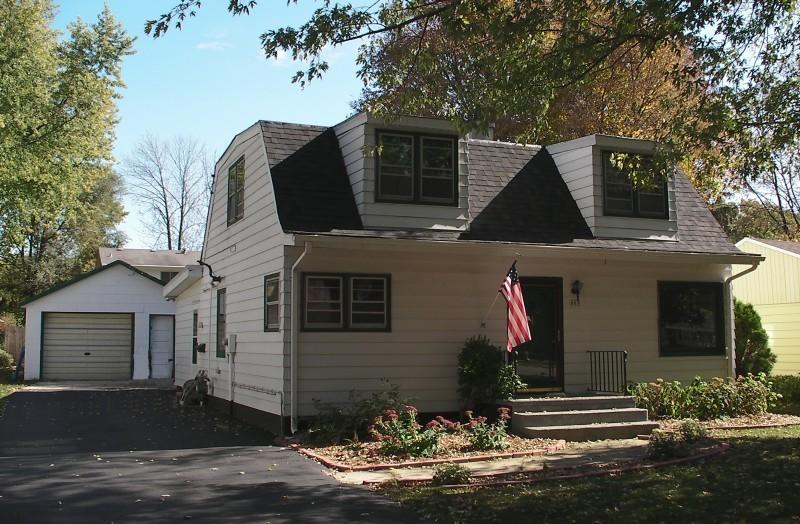 809 N Oakwood Ave, Oconomowoc, WI 53066