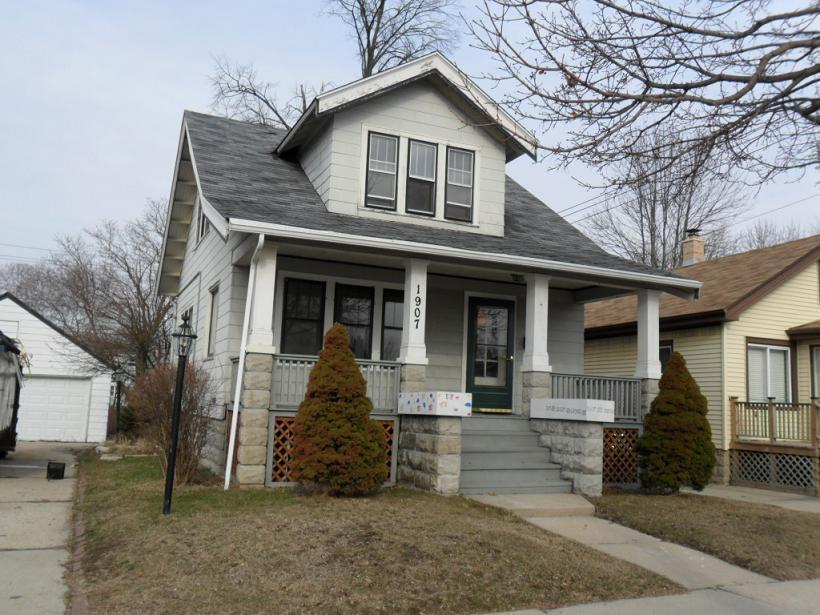 1907 S 92nd St, West Allis, WI 53227