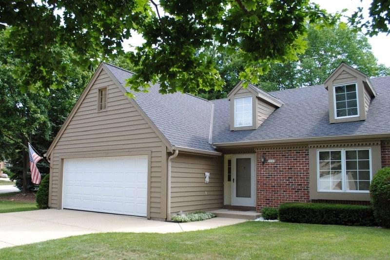 3848 S Oakbrook Dr, Greenfield, WI 53228