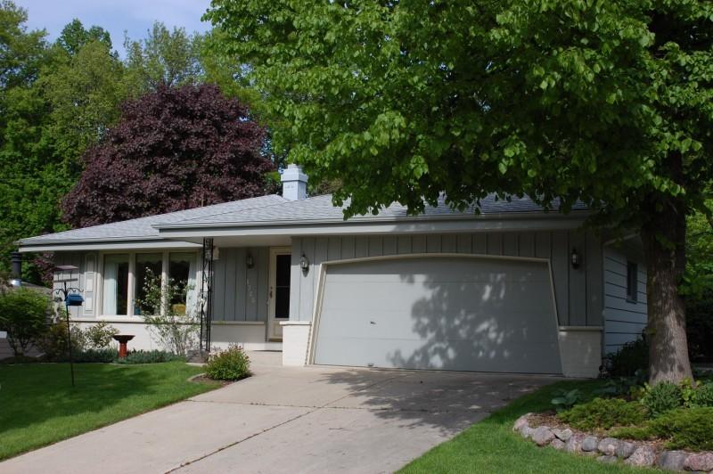 1725 Blackhawk Tr., Waukesha, WI 53186