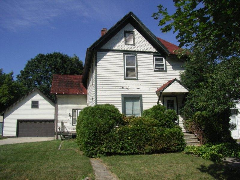 210 N James St, Waukesha, WI 53186