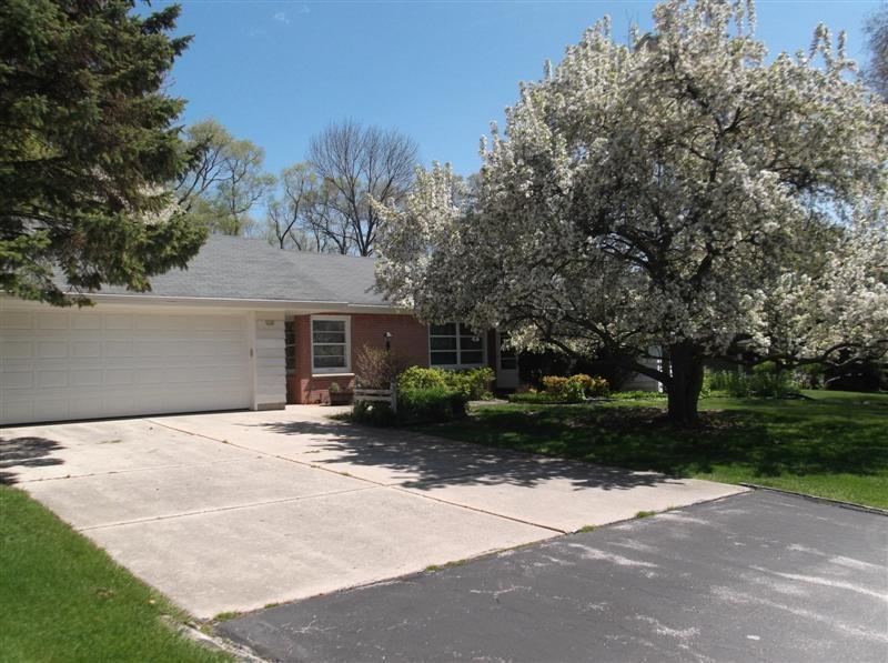 226 Park Crest Dr, Thiensville, WI 53092