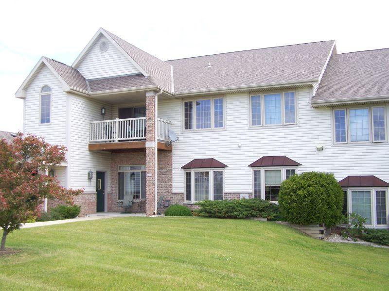 811 Cheyenne Ave #F, Grafton, WI 53024