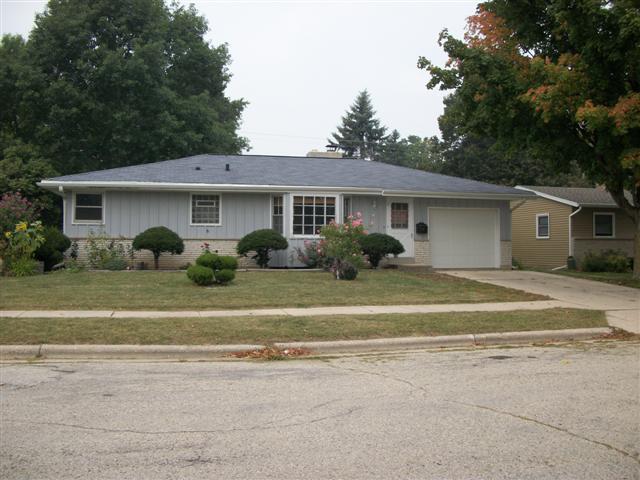 818 Meadowbrook Dr, West Bend, WI 53090