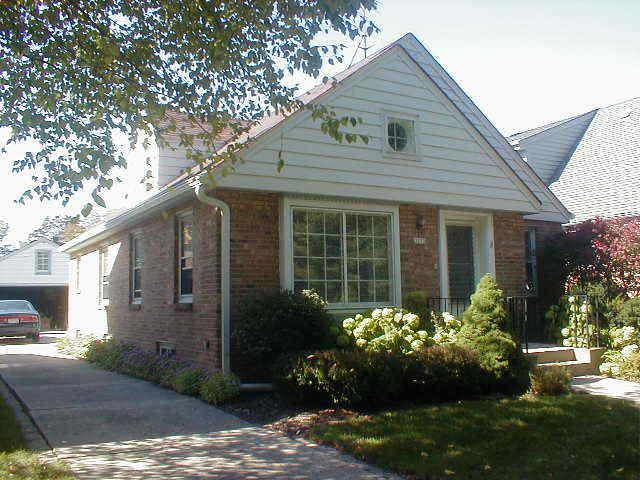 2373 N 89th St, Wauwatosa, WI 53226