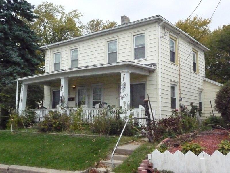 904 10th St, Racine, WI 53403