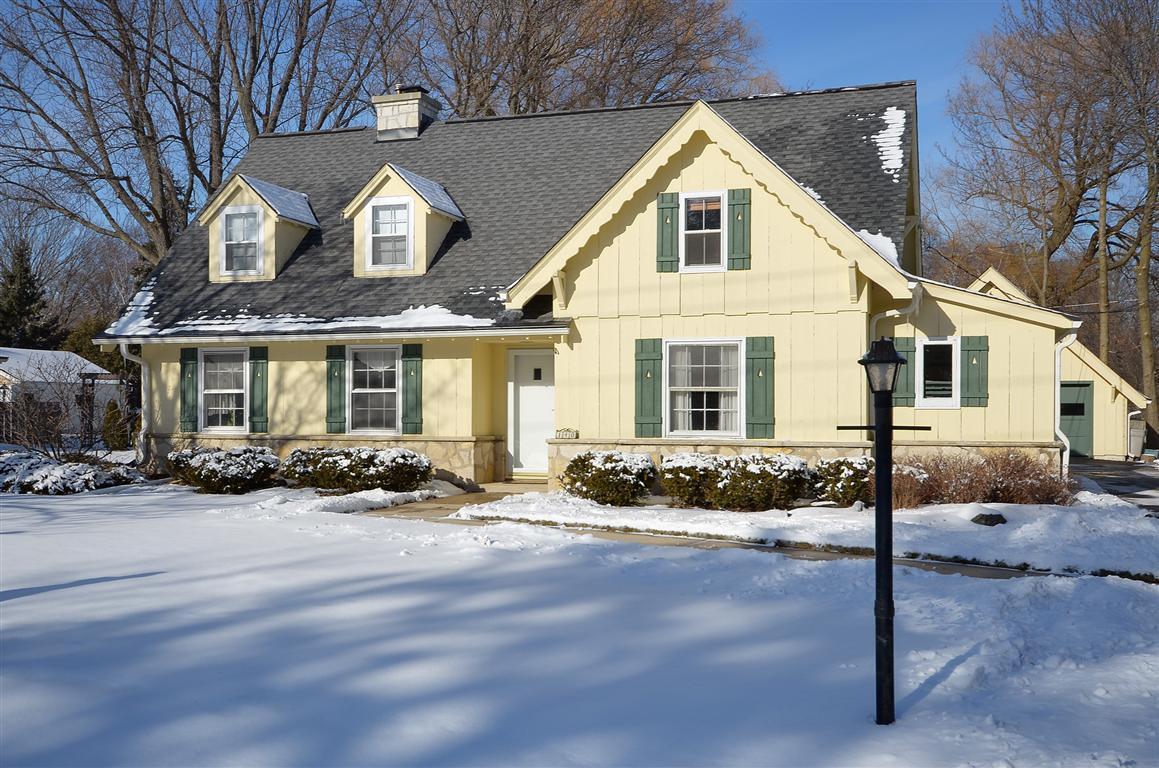 140 E Green Tree Rd, Fox Point, WI 53217