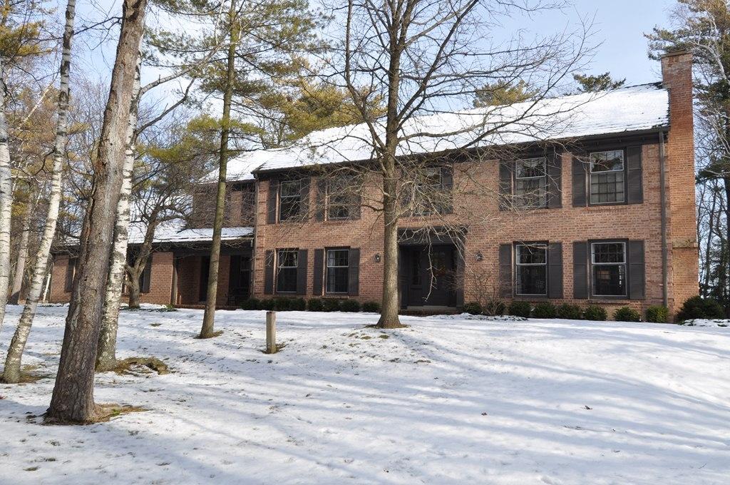9016 N Bayside Dr, Bayside, WI 53217
