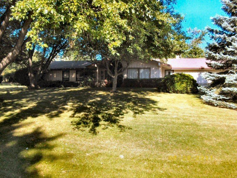 5725 S Lochleven Ln., New Berlin, WI 53146