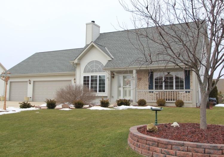 942 W Potomac Dr, Oak Creek, WI 53154