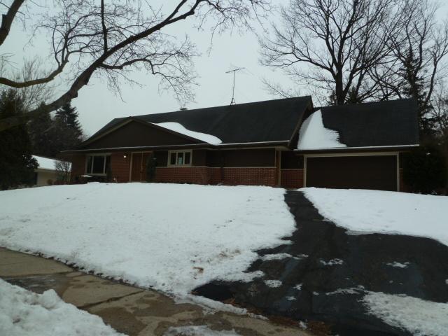 195 Debbie Dr, Waukesha, WI 53189