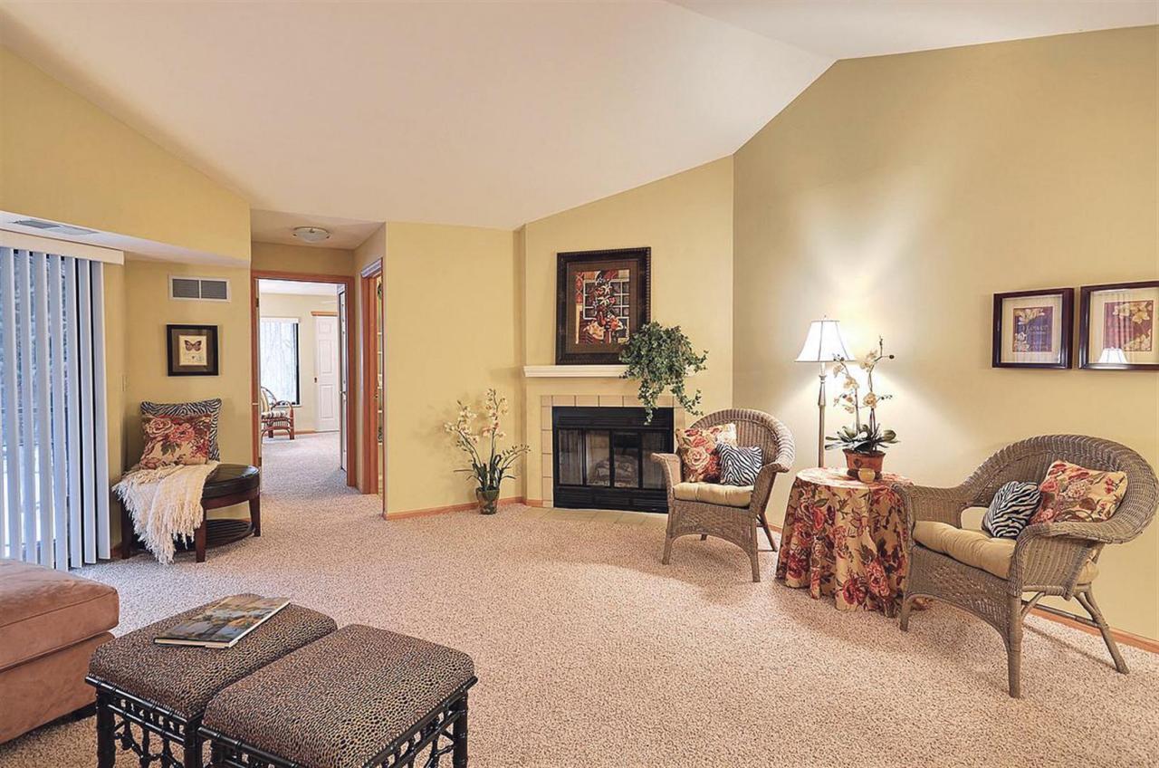1600 W Green Tree Rd #304, Glendale, WI 53209
