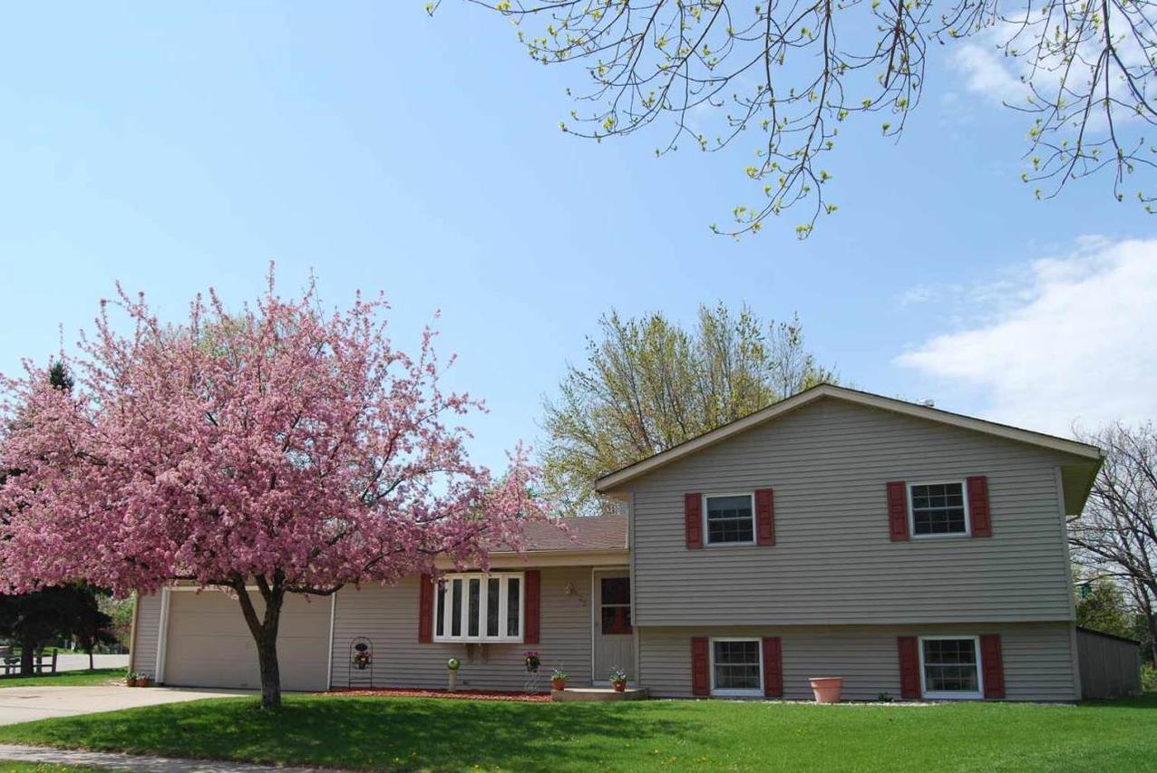 922 Lenora Ct, West Bend, WI 53090