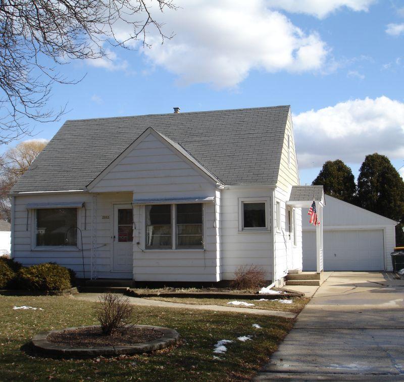 2002 N 118th St, Wauwatosa, WI 53226