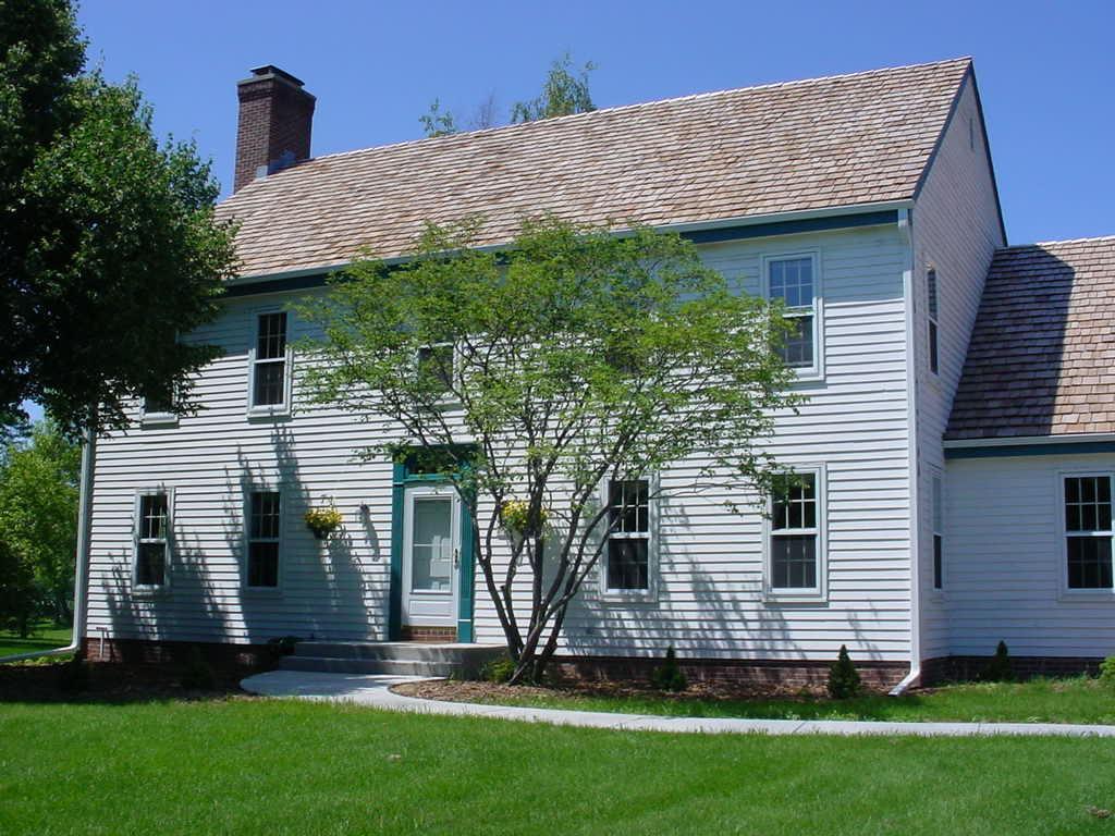 2600 W Norway Dr, Mequon, WI 53092