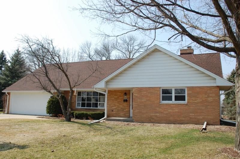 W173N8897 Apple Blossom Ln, Menomonee Falls, WI 53051