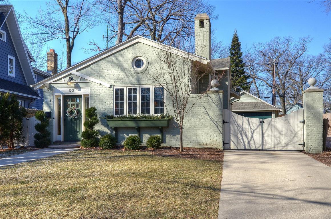 1009 E Circle Dr, Whitefish Bay, WI 53217