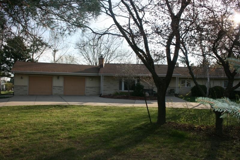 220 Corby Dr, North Prairie, WI 53153