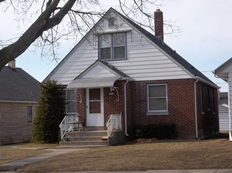 3707 S 17th St, Milwaukee, WI 53221