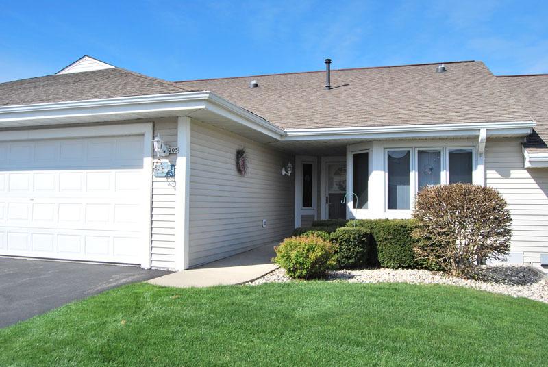 205 Hartford Sq., Hartford, WI 53027