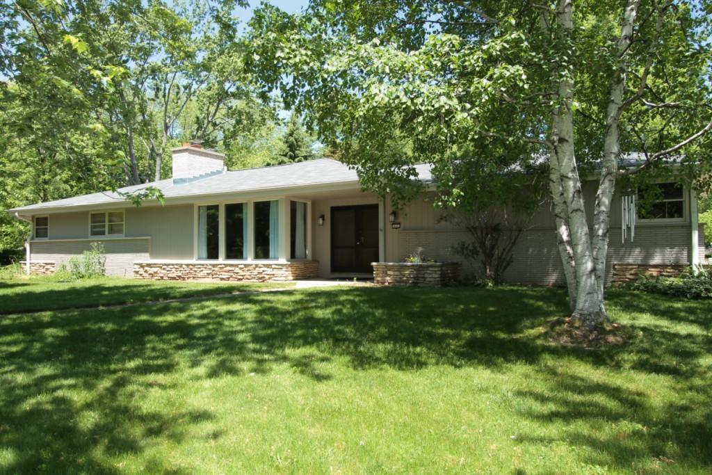 840 E Standish Pl, Bayside, WI 53217