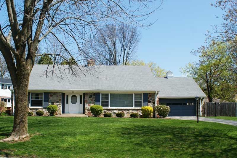 1006 E Spooner Rd, Fox Point, WI 53217