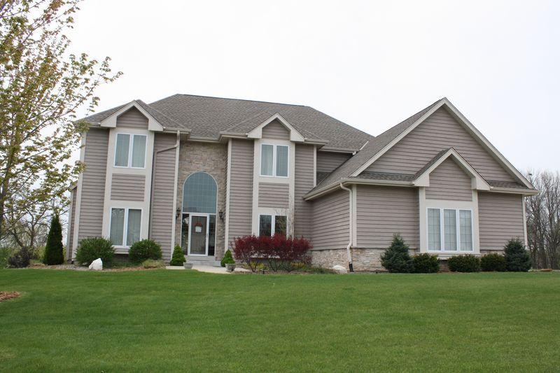 W234N3331 Harvest Ln, Pewaukee, WI 53072