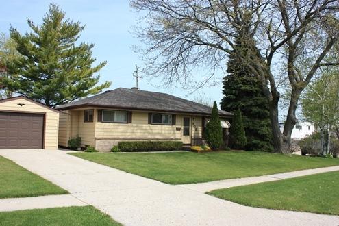 902 Roosevelt Dr, West Bend, WI 53090