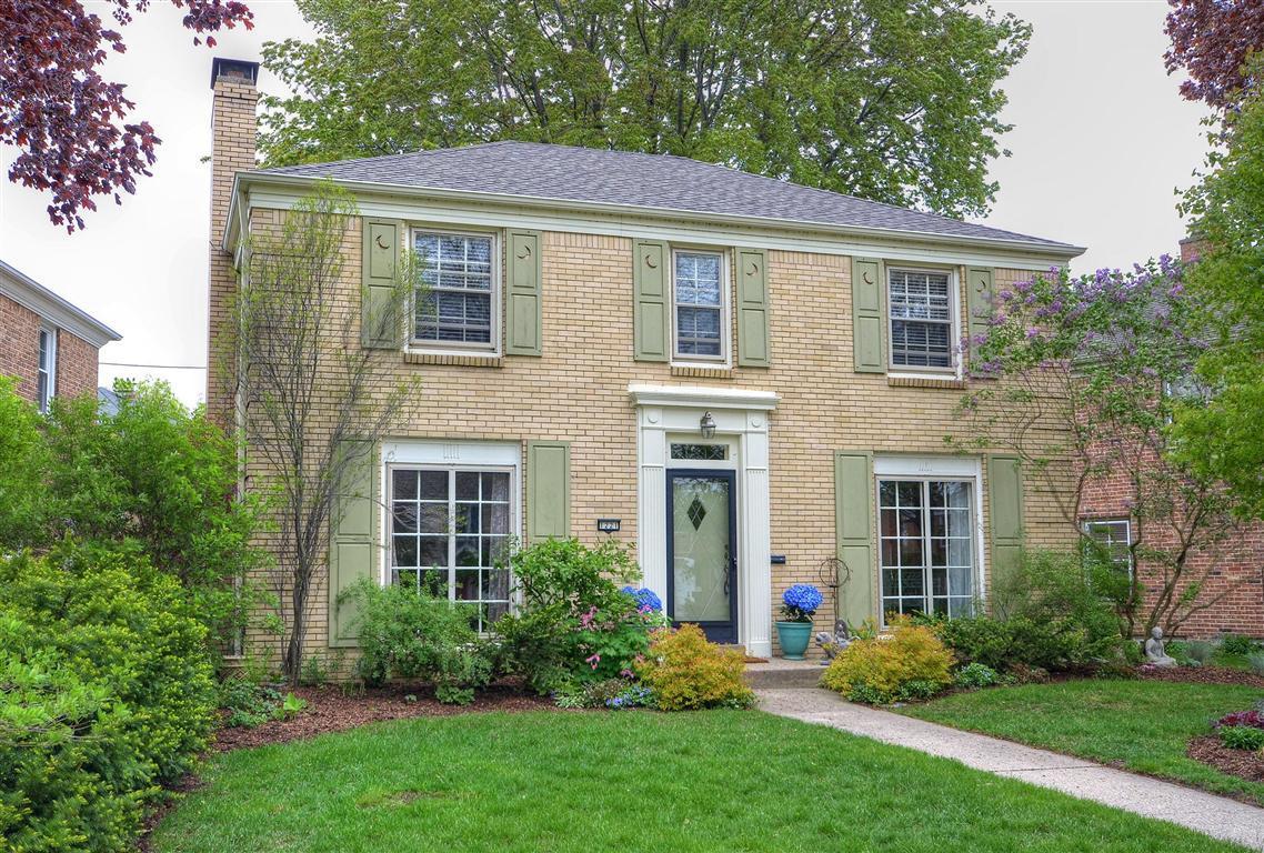 1221 E Courtland Pl, Whitefish Bay, WI 53211