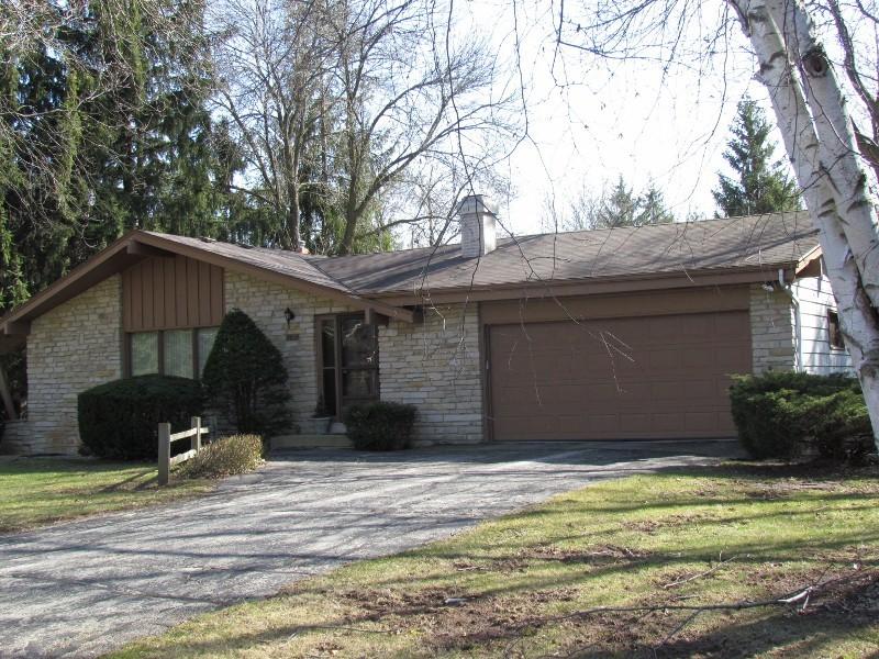 2415 W Glenbrook Ln, Mequon, WI 53092